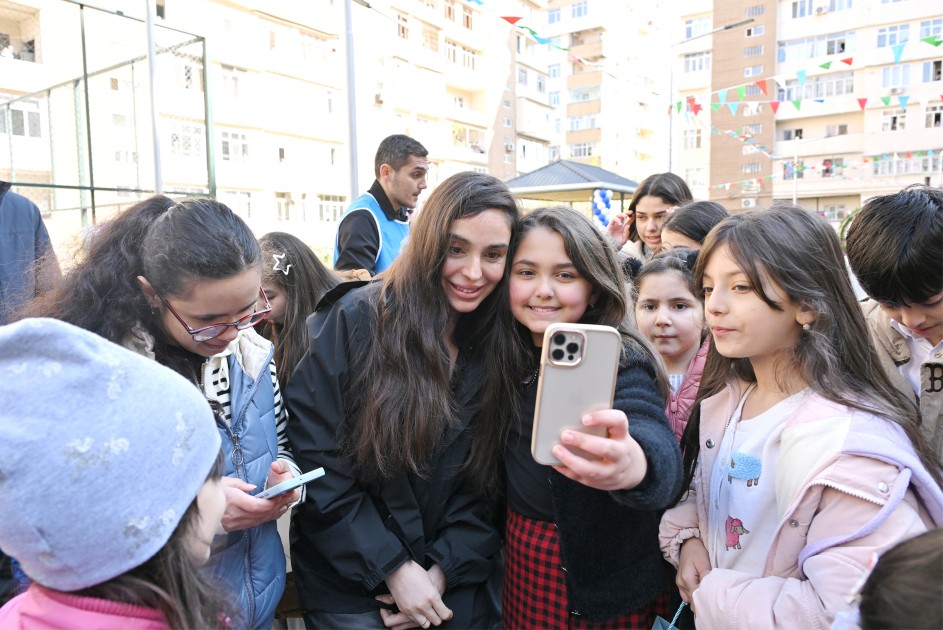 Leyla Əliyeva növbəti həyətin açılışını etdi - FOTOLAR