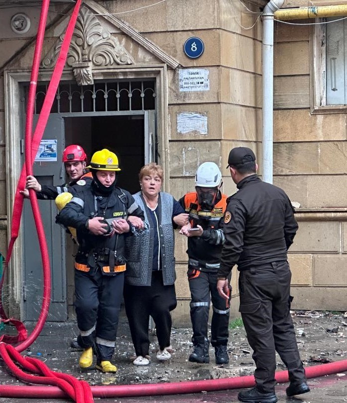 Bakıda hündürmərtəbəli binada yanğın - VİDEO