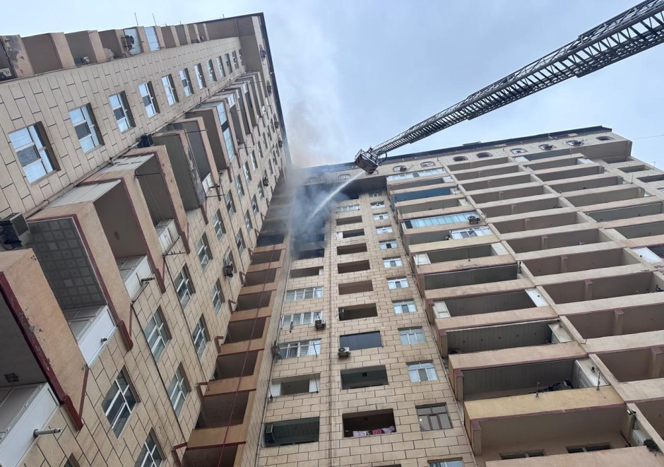 Bakıda hündürmərtəbəli binada yanğın - VİDEO