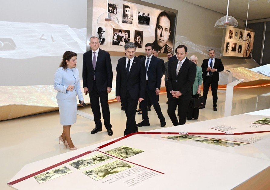 Gürcüstan Prezidenti Heydər Əliyev Mərkəzində olub - FOTOLAR