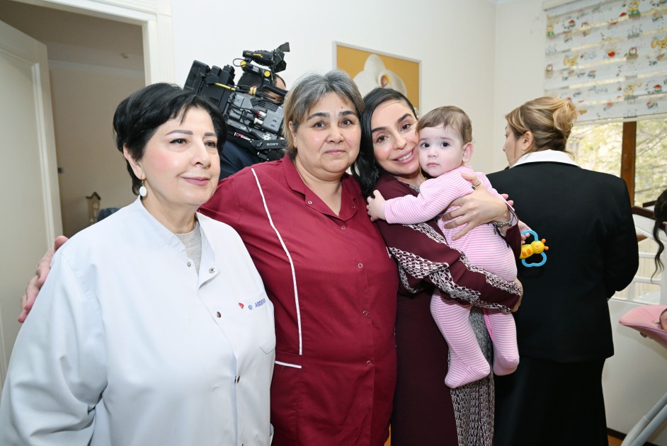 Mehriban Əliyeva və Leyla Əliyeva körpələr evində olublar - FOTOLAR