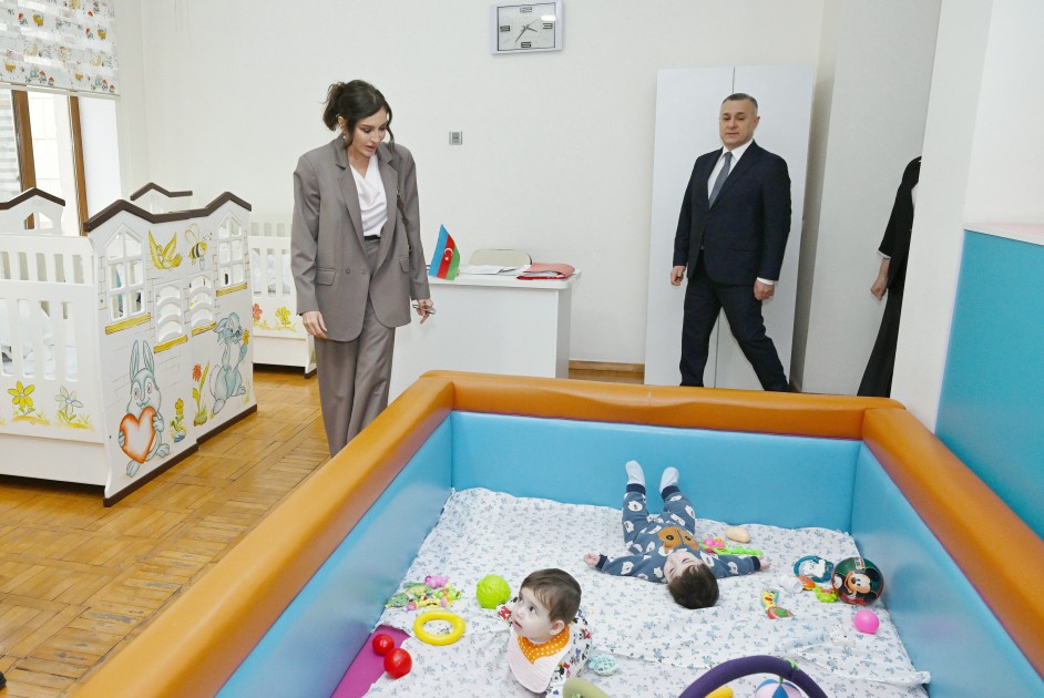 Mehriban Əliyeva və Leyla Əliyeva körpələr evində olublar - FOTOLAR