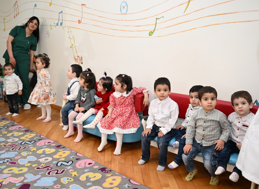 Mehriban Əliyeva və Leyla Əliyeva körpələr evində olublar - FOTOLAR