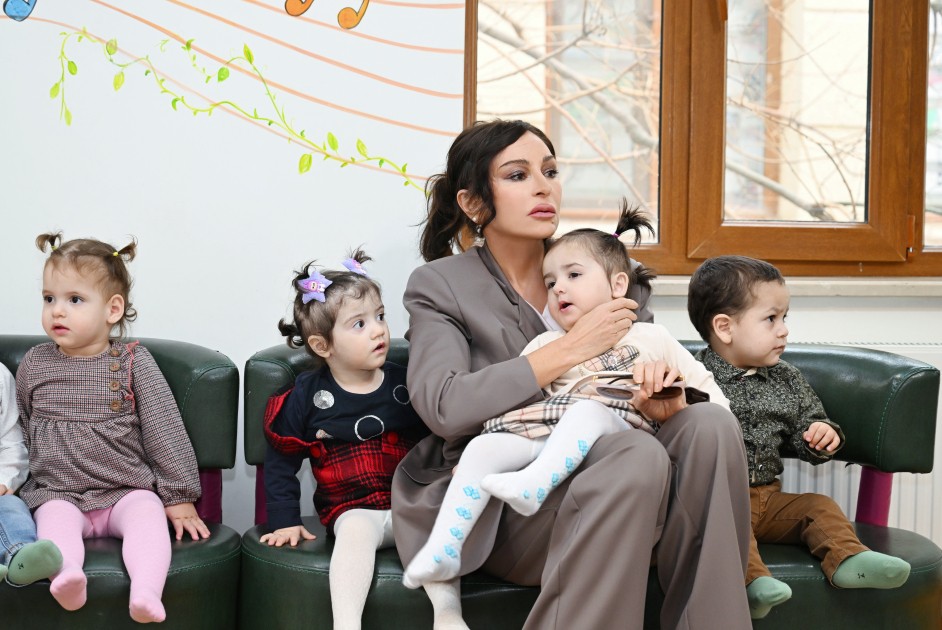 Mehriban Əliyeva və Leyla Əliyeva körpələr evində olublar - FOTOLAR