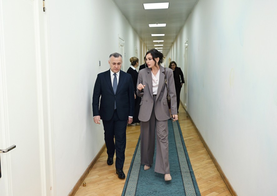 Mehriban Əliyeva və Leyla Əliyeva körpələr evində olublar - FOTOLAR