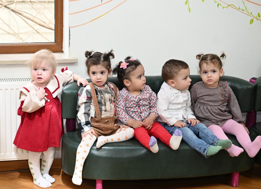 Mehriban Əliyeva və Leyla Əliyeva körpələr evində olublar - FOTOLAR