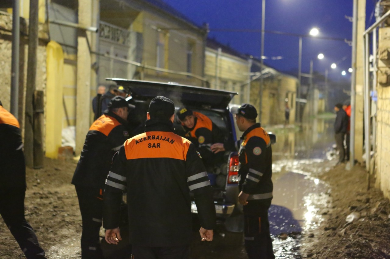 Niyazi Bayramov yağışın yol açdığı fəsadlara yerində baxış keçirib - FOTOLAR