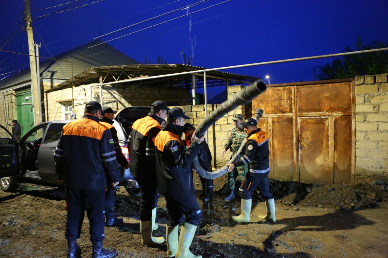 Niyazi Bayramov yağışın yol açdığı fəsadlara yerində baxış keçirib - FOTOLAR
