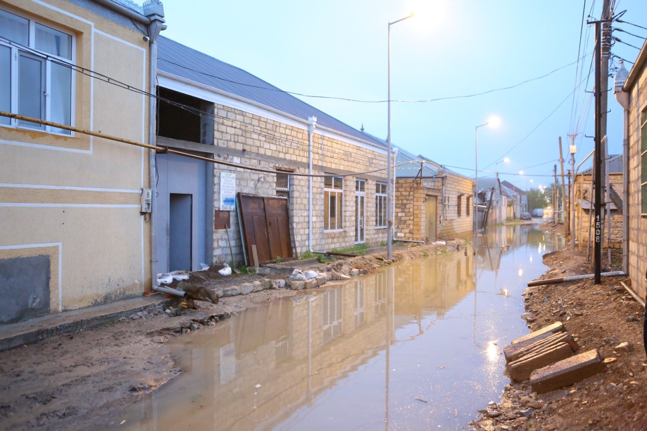 Niyazi Bayramov yağışın yol açdığı fəsadlara yerində baxış keçirib - FOTOLAR