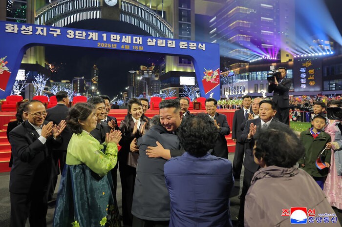 Kim Çen In koreyalılardan üzr istədi - FOTOLAR