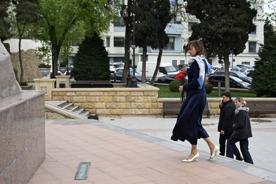 Sloveniya Baş nazirinin müavini Şəhidlər xiyabanını ziyarət etdi - FOTOLAR