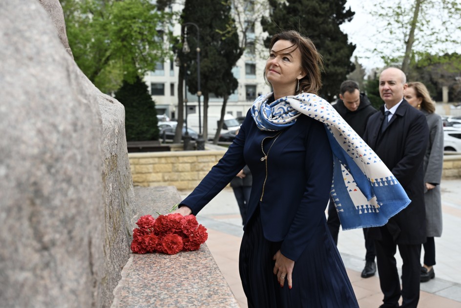 Sloveniya Baş nazirinin müavini Şəhidlər xiyabanını ziyarət etdi - FOTOLAR