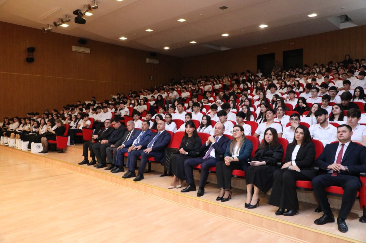 İcra başçısı Adil Əliyev növbəti dəfə gənclərlə görüşüb - FOTOLAR