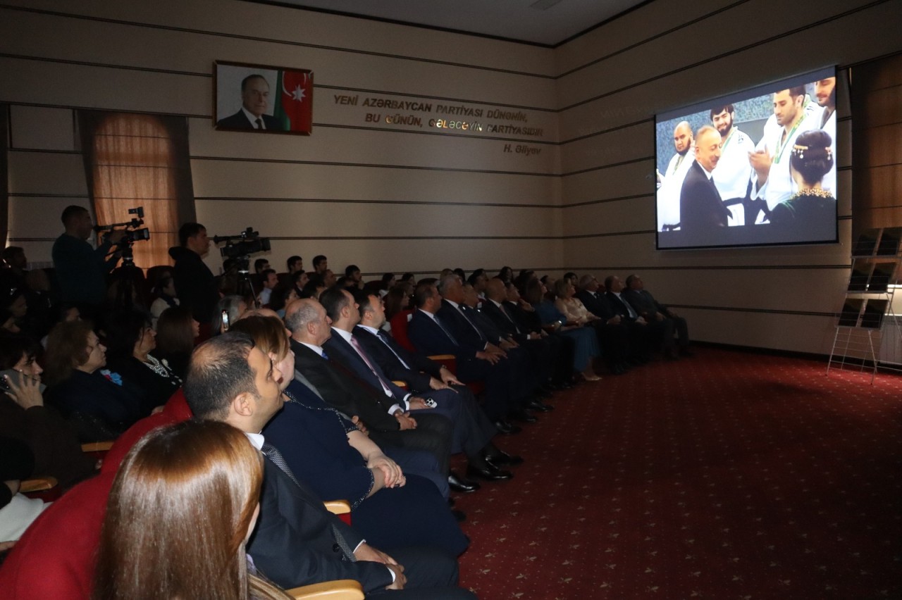 YAP Yasamal rayon təşkilatında “Səhnəarxası görüşlər” kitabının təqdimatı oldu - FOTOLAR