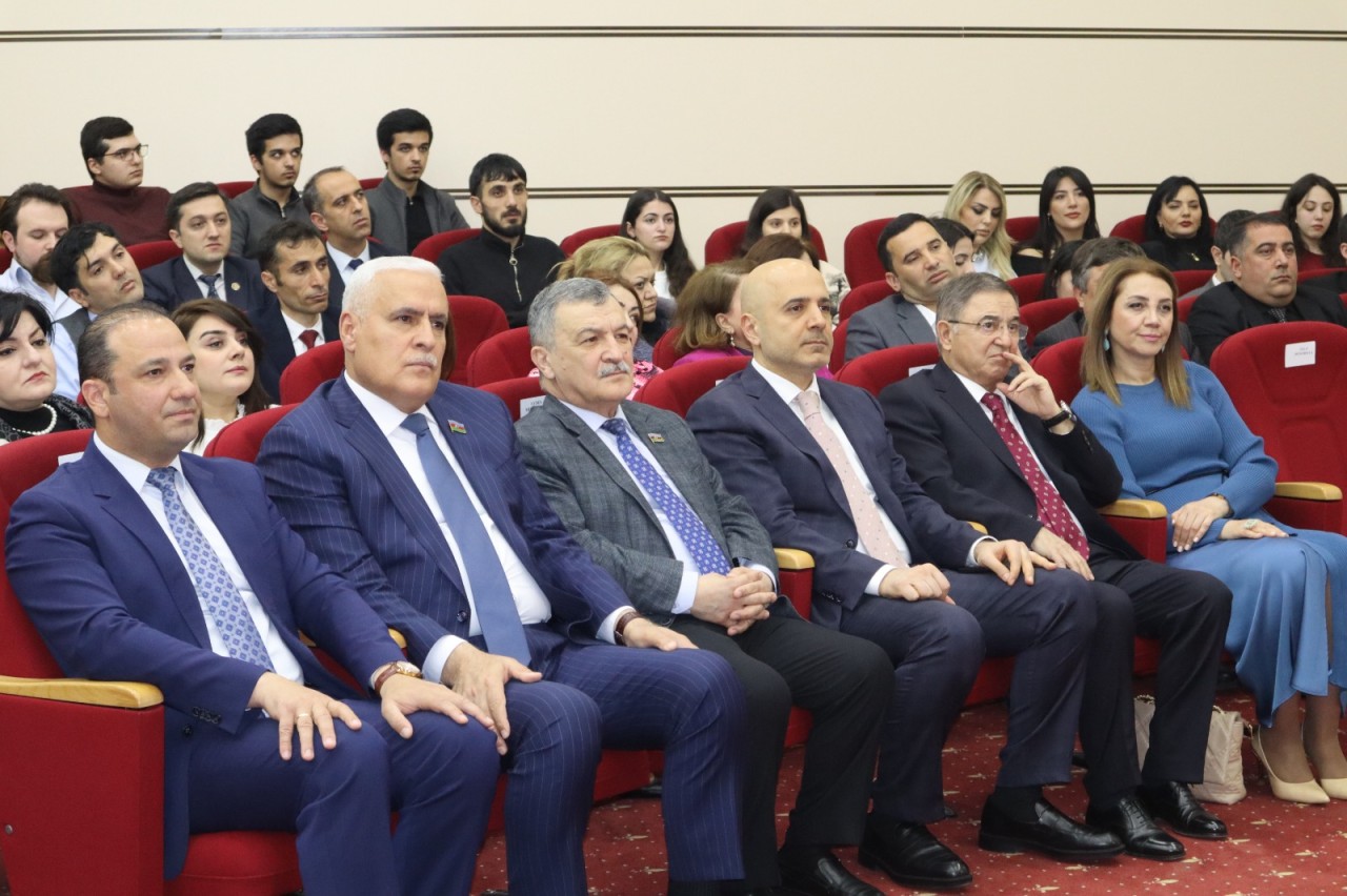 YAP Yasamal rayon təşkilatında “Səhnəarxası görüşlər” kitabının təqdimatı oldu - FOTOLAR