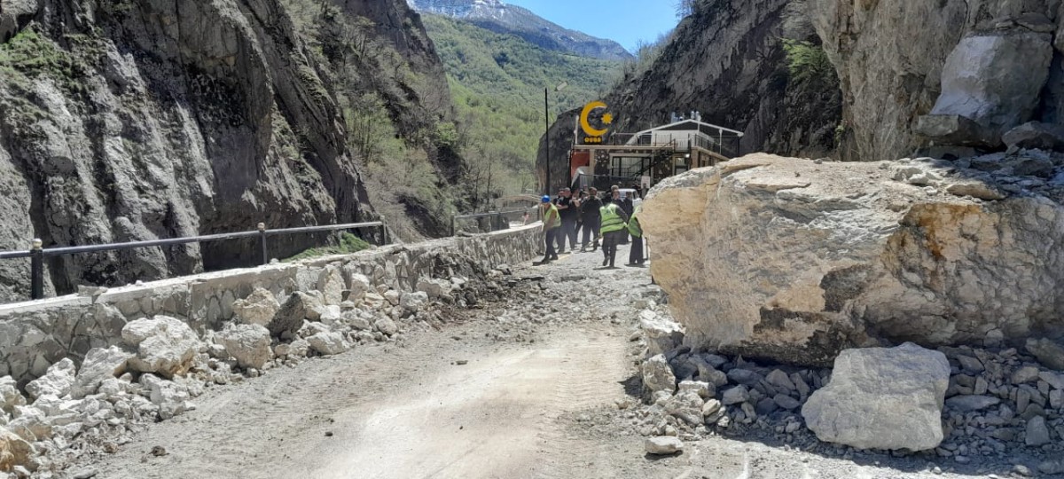 Qubadakı qaya uçqununun VİDEOSU (YENİLƏNİB)