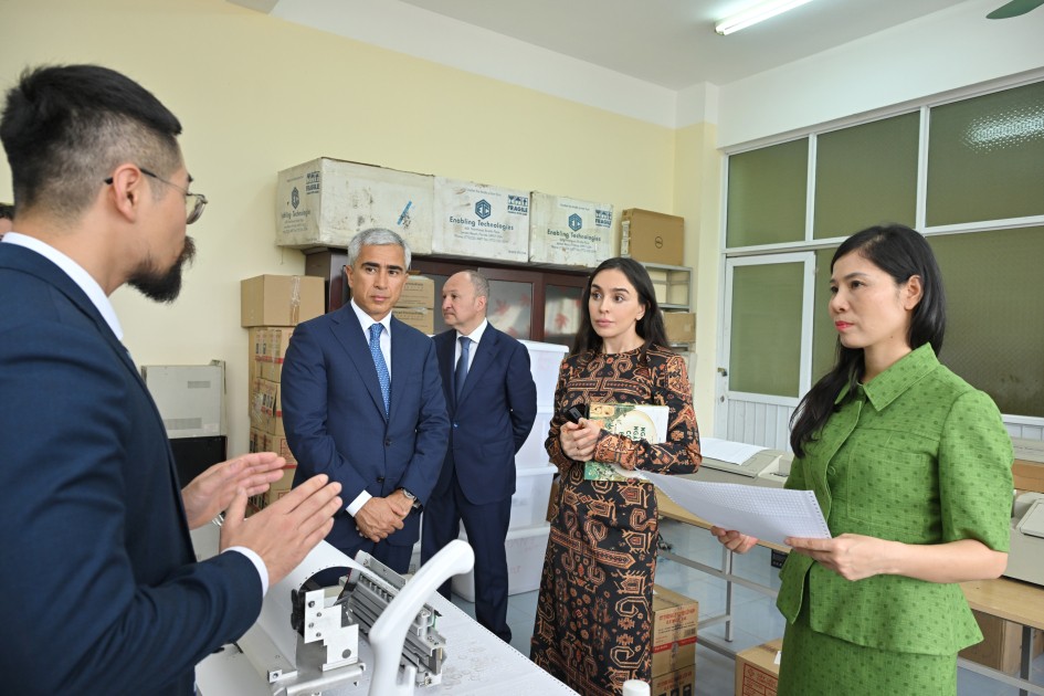Leyla Əliyeva Hanoyda məktəbdə olub - FOTOLAR