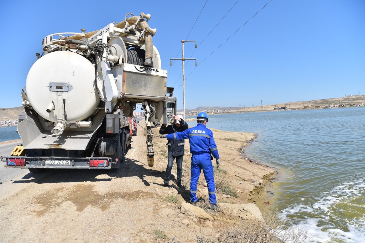 Lökbatanda evlərin həyətləri sudan təmizlənir - VİDEO/FOTO
