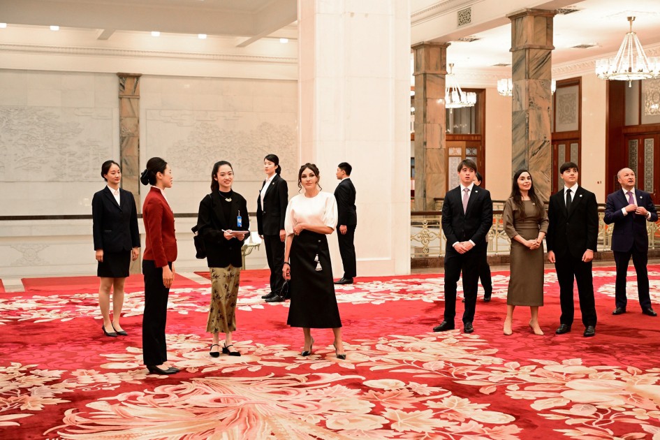 Mehriban Əliyeva qızı və nəvələri ilə birlikdə Pekin Böyük Xalq Sarayında - FOTOLAR