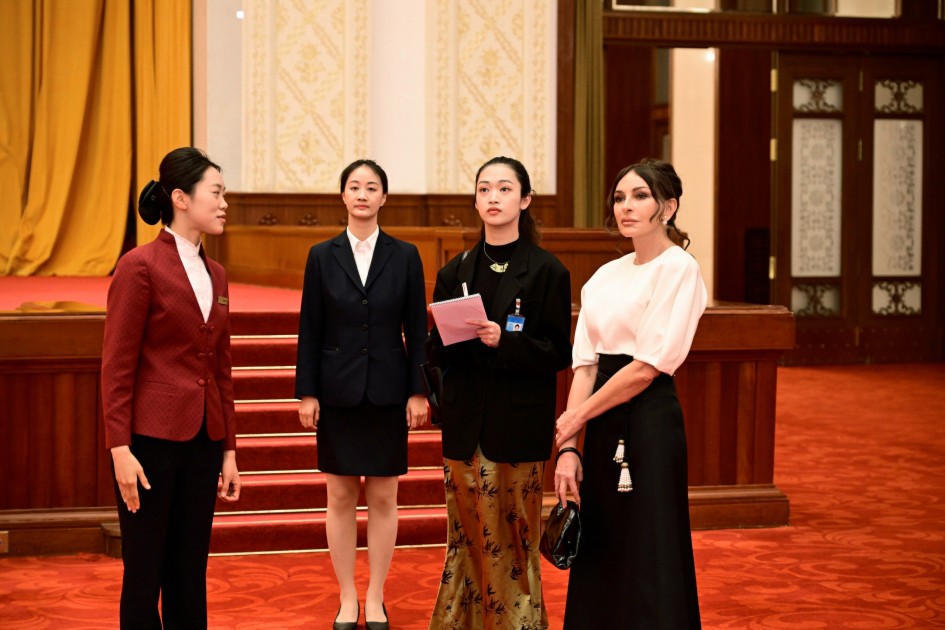 Mehriban Əliyeva qızı və nəvələri ilə birlikdə Pekin Böyük Xalq Sarayında - FOTOLAR