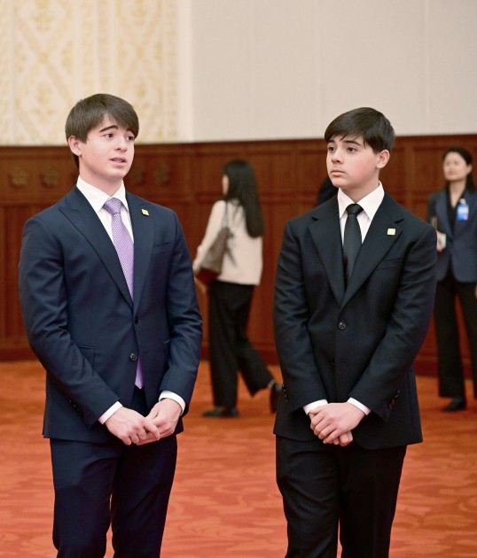 Mehriban Əliyeva qızı və nəvələri ilə birlikdə Pekin Böyük Xalq Sarayında - FOTOLAR