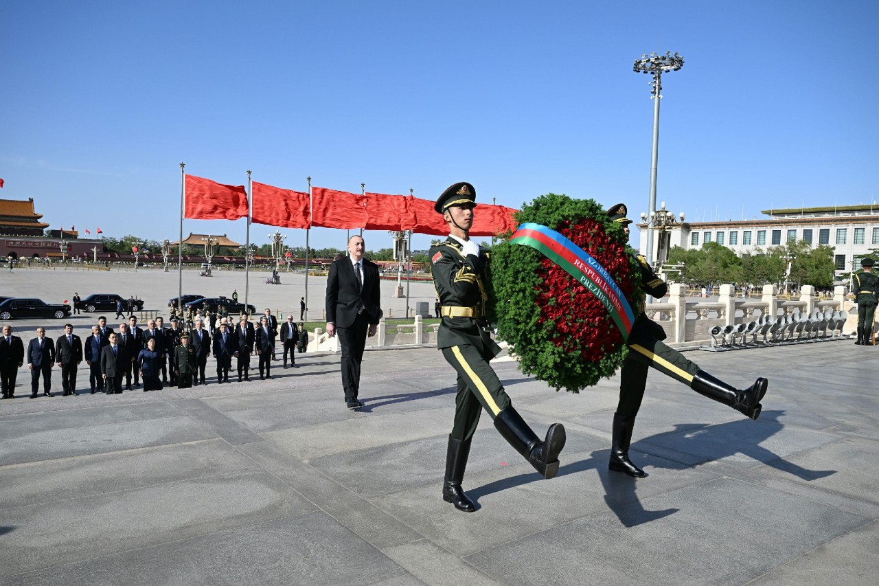 Prezident Pekində Xalq Qəhrəmanları Abidəsini ziyarət etdi - YENİLƏNİB (FOTOLAR)