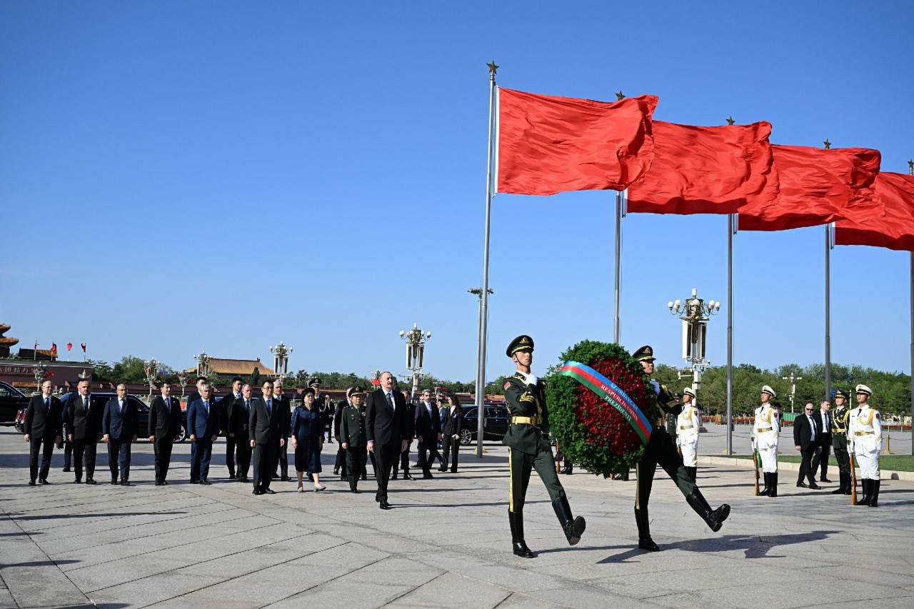 Prezident Pekində Xalq Qəhrəmanları Abidəsini ziyarət etdi - YENİLƏNİB (FOTOLAR)