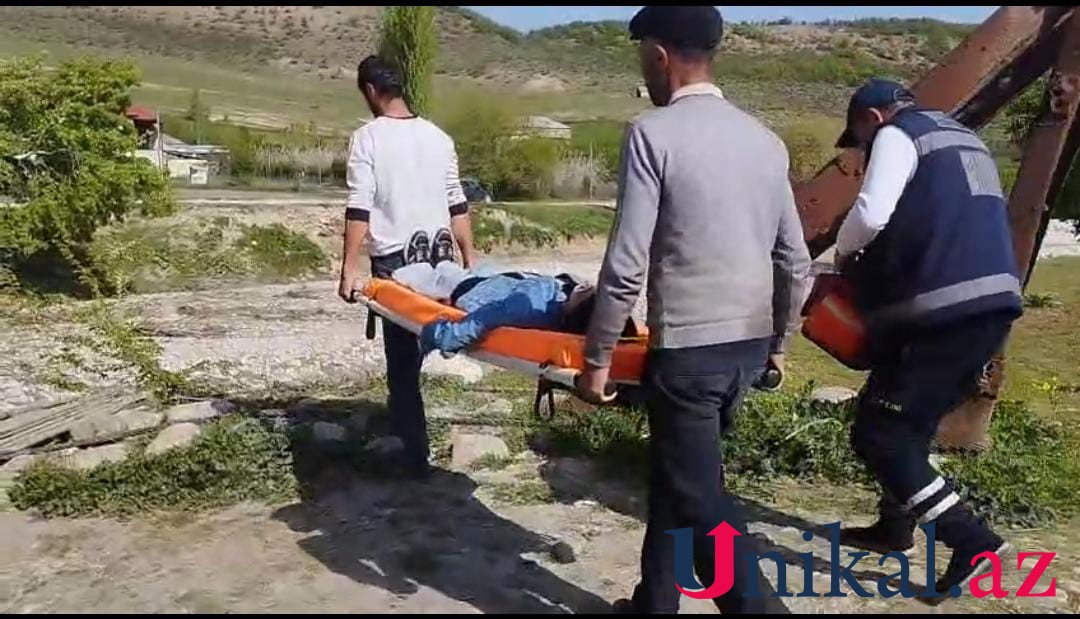 Qubada xəstəni kilometrlərlə xərəkdə daşıdılar - FOTO