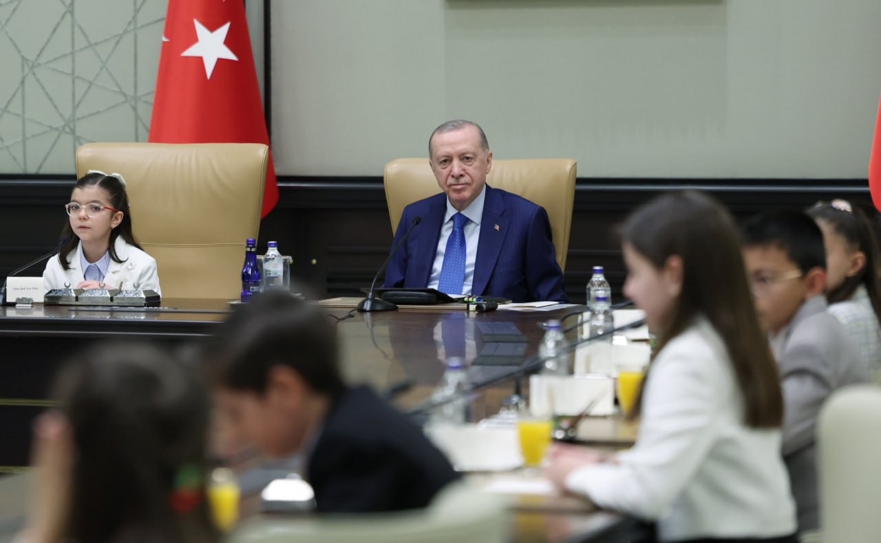 Ərdoğan yerini dördüncü sinif şagirdinə verdi - FOTOLAR