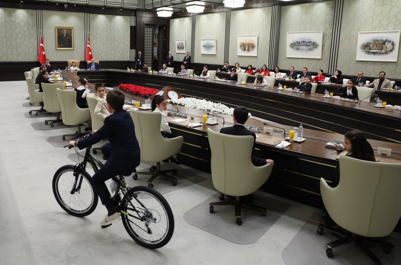 Ərdoğan yerini dördüncü sinif şagirdinə verdi - FOTOLAR