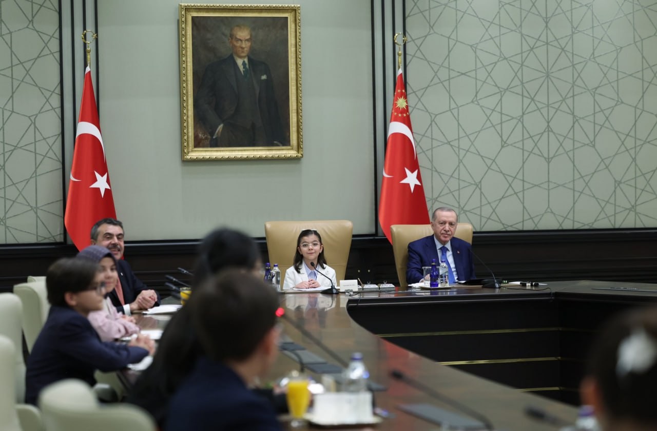 Ərdoğan yerini dördüncü sinif şagirdinə verdi - FOTOLAR