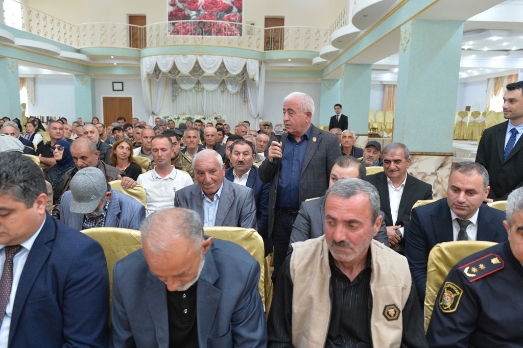 Taleh Qaraşov kənd sakinlərinin problemlərini dinlədi - FOTOLAR