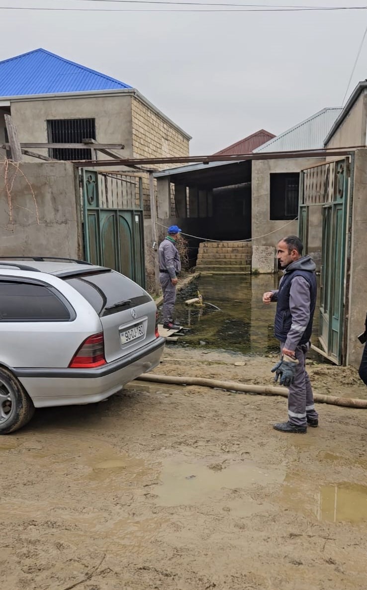 Digah qəsəbəsi yağış və qrunt sularından təmizlənir - FOTOLAR