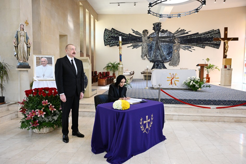 İlham Əliyev və xanımı Bakıdakı Müqəddəs Məryəm Ana kilsəsində - FOTOLAR
