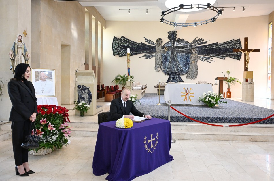İlham Əliyev və xanımı Bakıdakı Müqəddəs Məryəm Ana kilsəsində - FOTOLAR