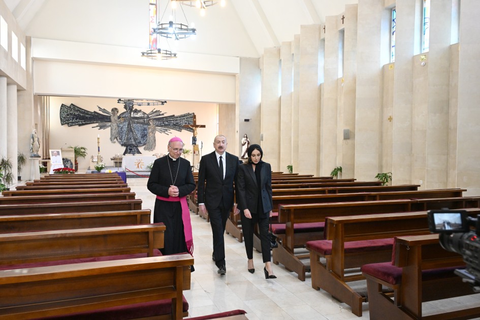 İlham Əliyev və xanımı Bakıdakı Müqəddəs Məryəm Ana kilsəsində - FOTOLAR