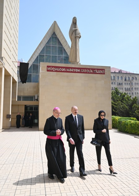 İlham Əliyev və xanımı Bakıdakı Müqəddəs Məryəm Ana kilsəsində - FOTOLAR