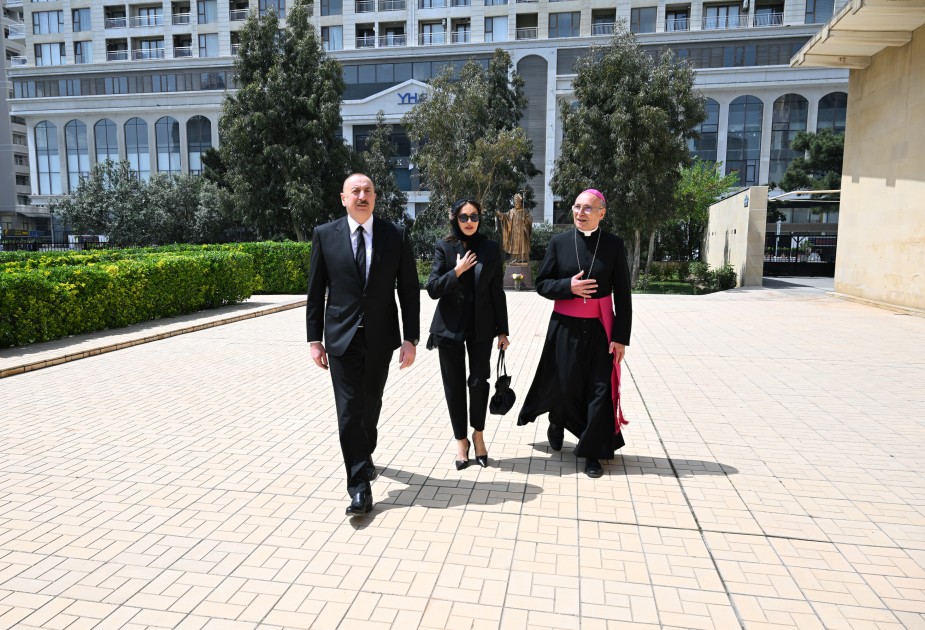 İlham Əliyev və xanımı Bakıdakı Müqəddəs Məryəm Ana kilsəsində - FOTOLAR