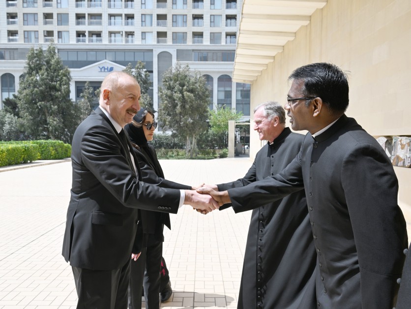 İlham Əliyev və xanımı Bakıdakı Müqəddəs Məryəm Ana kilsəsində - FOTOLAR