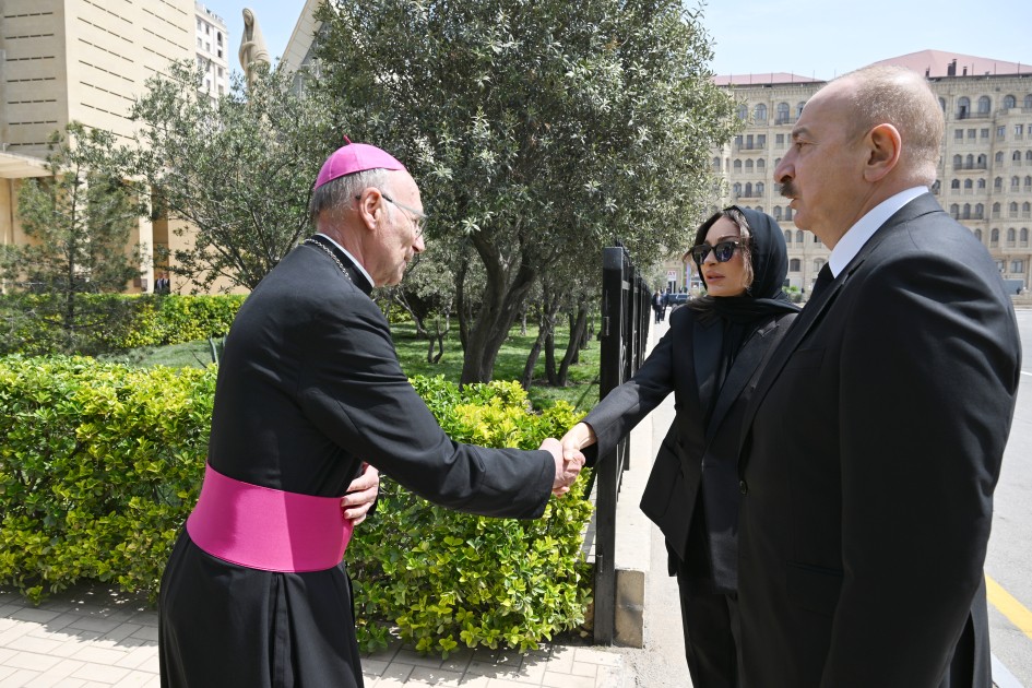 İlham Əliyev və xanımı Bakıdakı Müqəddəs Məryəm Ana kilsəsində - FOTOLAR