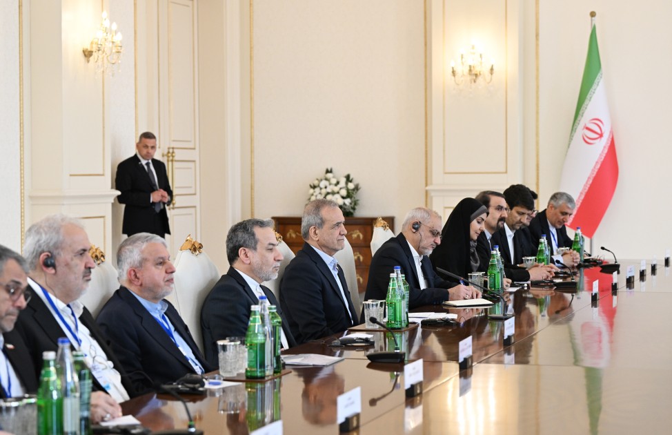 İlham Əliyev və Pezeşkianın geniş tərkibdə görüşü olub - YENİLƏNİB (FOTOLAR)