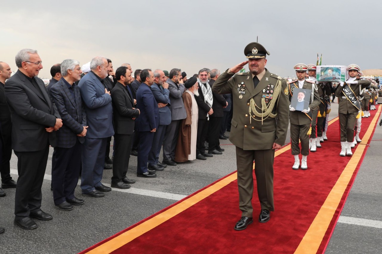 İran liderinin arxasında dayanan şəxs kimdir? - FOTOLAR