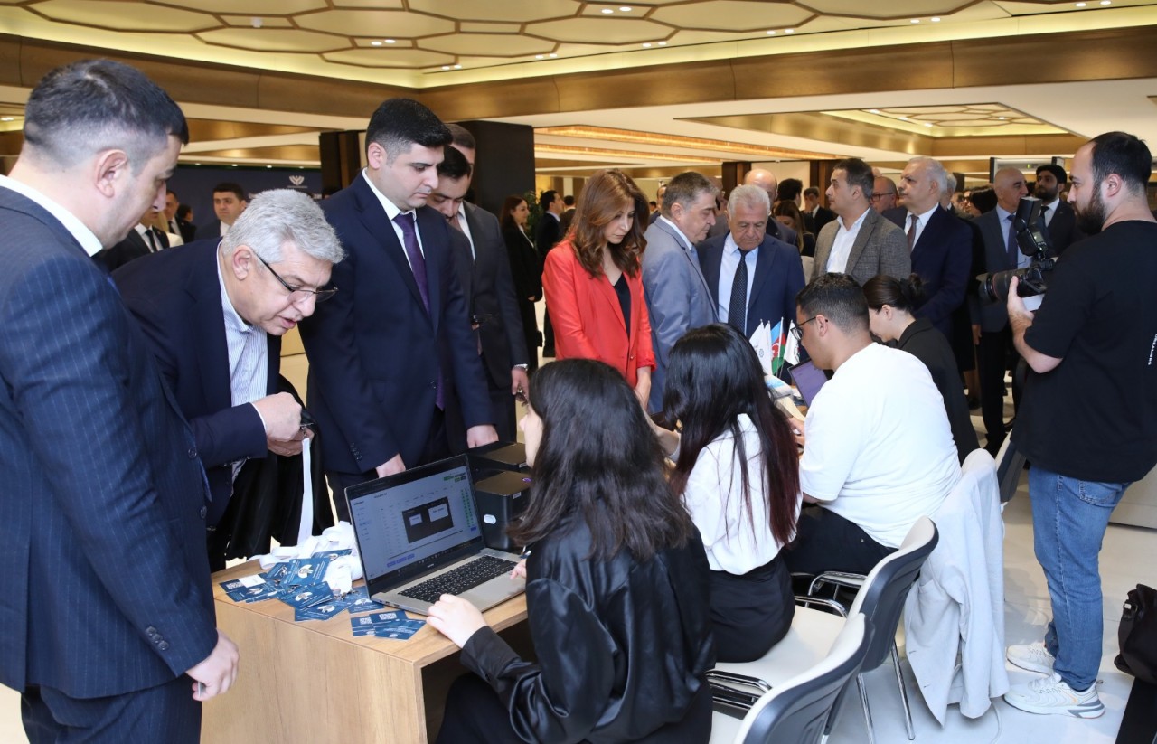 “Rəqəmsallaşma və süni intellektin iş yerlərinə təsiri” mövzusunda konfrans keçirilib - FOTOLAR