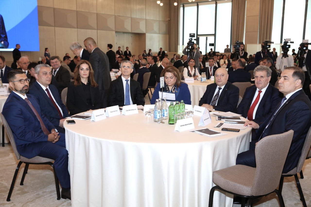 “Rəqəmsallaşma və süni intellektin iş yerlərinə təsiri” mövzusunda konfrans keçirilib - FOTOLAR