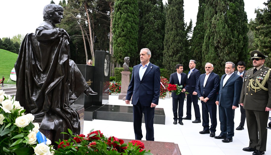 Pezeşkian Fəxri xiyabanda Ulu Öndərin məzarını ziyarət etdi - FOTO