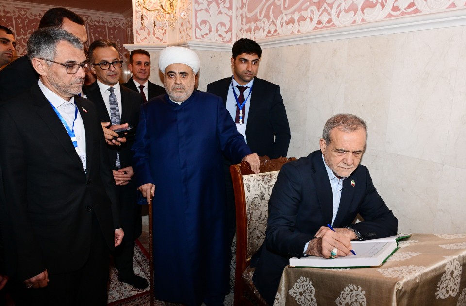 Pezeşkian Bibiheybət məscidini ziyarət etdi - FOTOLAR