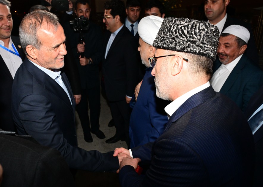 Pezeşkian Bibiheybət məscidini ziyarət etdi - FOTOLAR