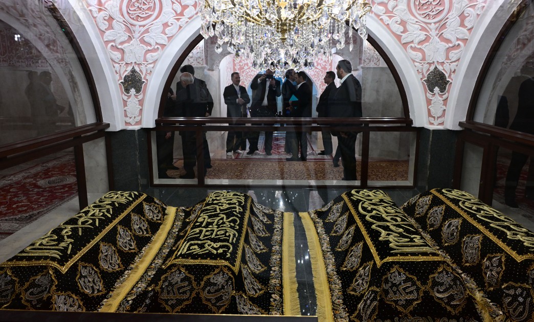 Pezeşkian Bibiheybət məscidini ziyarət etdi - FOTOLAR