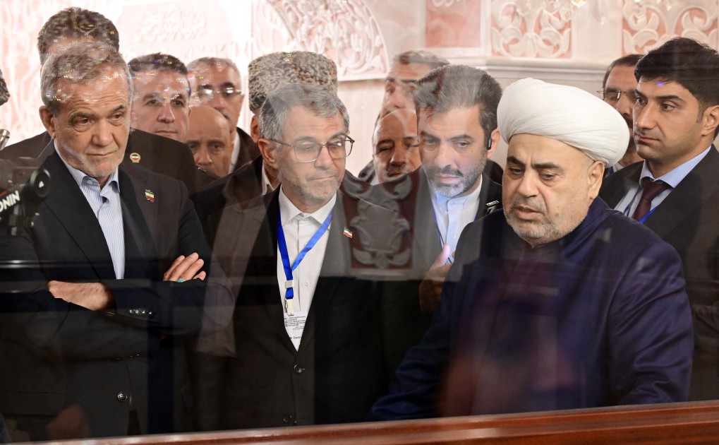 Pezeşkian Bibiheybət məscidini ziyarət etdi - FOTOLAR