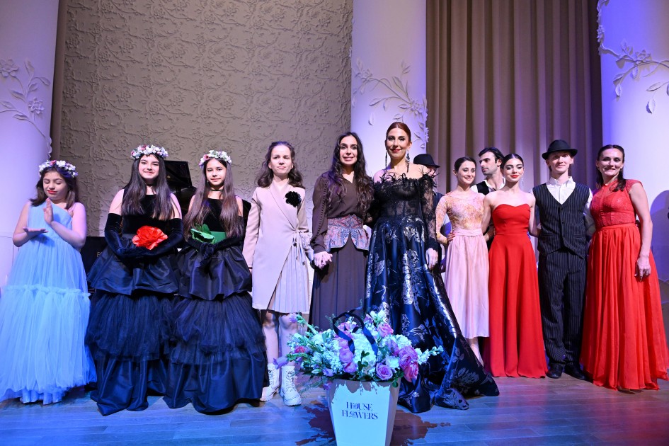 Leyla Əliyeva şeirlərinə bəstələnmiş mahnıları dinlədi - FOTOLAR